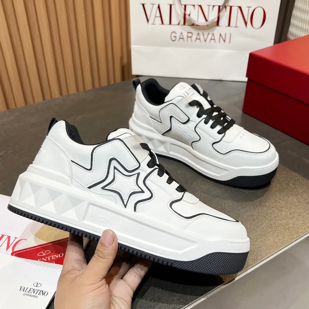 👟👟Ex-factory price 660👟👟 𝑽𝒂𝒍𝒆𝒏𝒕𝒊𝒏𝒐Valentino 𝑶𝒏𝒆𝑺𝒕𝒖𝒅 Couple casual sports shoes series Valentino 2024 new couple sports shoes are on sale. The original ZP was purchased and dismantled. Repeated pattern making and modification. I tried my best to restore it one to one! Top luxury masterpiece Signature five-pointed star design Soft and comfortable genuine leather with contrasting colors brings excellent and elegant texture and excellent on-foot comfort Top purchasing version upper: imported calfskin surface/original oil edge craftsmanship Outsole: original development 𝐓𝐏𝐔 two-color combination outsole Packaging: original configuration complete package Code number: 34-𝟒𝟓